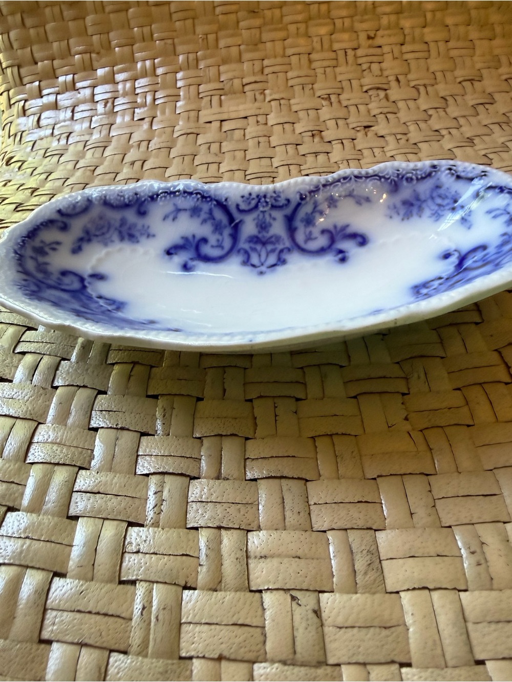 Antique Flow Blue / White Scalloped Porcelain Trinket Dish - Picture 8 of 8